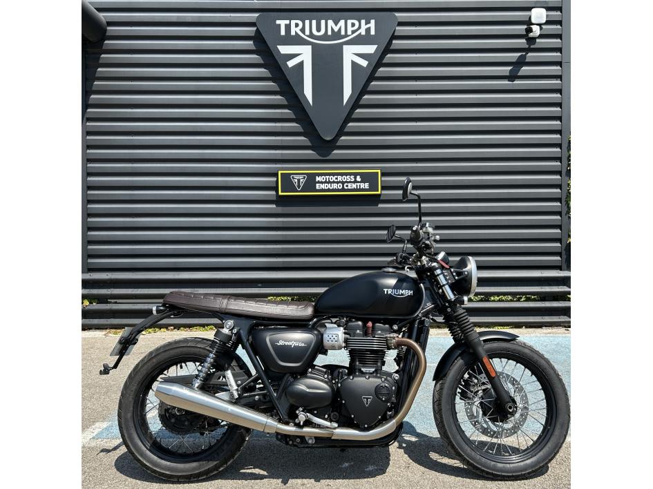 TRIUMPH STREET TWIN  900